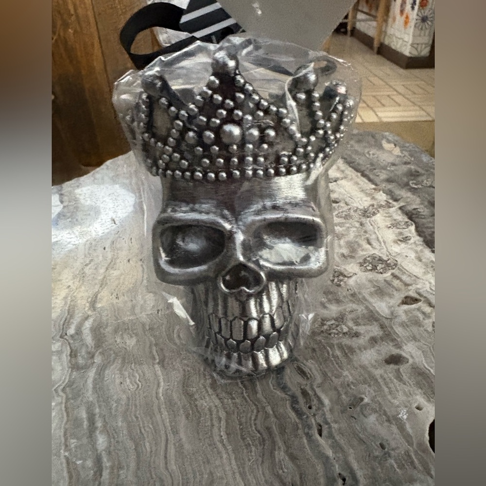 NWT Gramercy Studio Silver Skull with Crown Single Wick Candle
